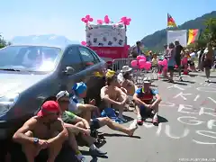 en el Alpe D'huez,esperando por los ciclistas.Ese da estabamos a 40 grados