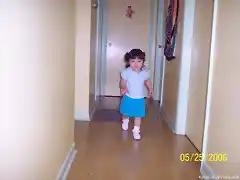 Zully esta en casa caminando no para es muy traviesa