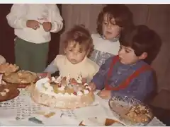 Dani soplando las velas 2 cumpleaos