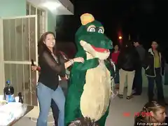 A selene le gusto el dinosaurio.. jiji se lo keria llevar...