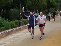 Padre e  hijo entrando en meta