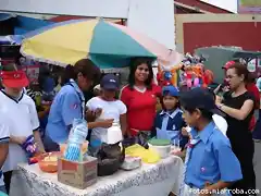 La Jefa Gladys enseando como armar la ensalada