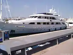 yate de lujo en el puerto de barcelona