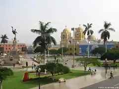 AHI ESTA LA PLAZA DE ARMAS DE LA CIUDAD DE TRUJILLO