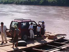 CRUZANDO EL RIO HUALLAGA - SELVA DEL PERU ( ANTES DE PINTARLO)