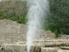Y de repente escupe la tierra Y de repente escupe la tierra
