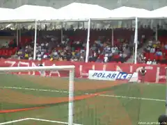 tribuna con el trapo de zona hincha