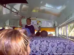 pasajero se sube en el bus de montijo