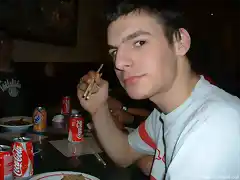 Sammy (CARPE) Comiendo con los palillos de GEVON xD