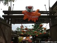 Entrada a FrontierLand convertida en HalloweenLand Entrada a FrontierLand convertida en HalloweenLand