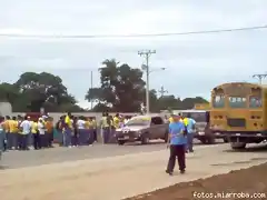 fila de gente esperando bus