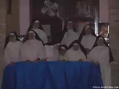 Monjas esperan a la Virgen