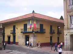 hombre en el tejado