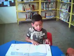 mi hijo en la biblioteca