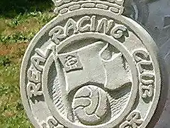 Escudo tallado en piedra del equipo de ftbol Real Racing Club de Santander.