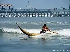 HOMBRE CON SU CABALLITO DE TOTORA EN LA PLAYA HUANCHACO