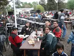 comiendo en la fiesta prov. del chivito