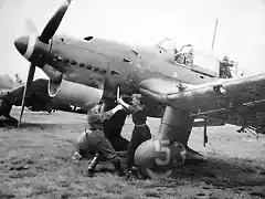 Ju87_B-1_53_mechanics_using_a_hand_crank_to_start_the_engine