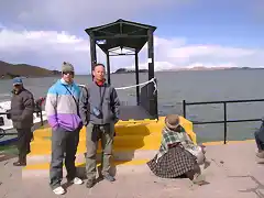 en puno esperando para ir a la isla de los uros nos cruzamos con dany que descansaba