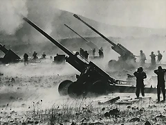 bateras israelies de 155 mm. disparando contra posiciones sirias en octubre de 1973.