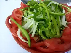 Ensalada de tomate, cebolla y pimiento