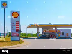 kiev-ucrania-28-de-junio-de-2020-gasolinera-shell-en-un-dia-soleado-en-kiev-ucrania-el-28-de-junio-de-2020-shell-es-una-multinacional-anglo-holandesa-de-petroleo-y-gas-com-2h1g85e