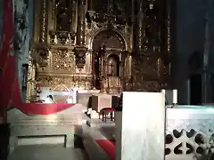 Tumba de Fernán González juanto al Altar