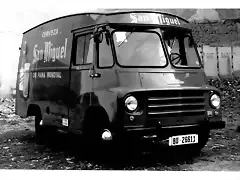 Vista lateral furgonera SAVA J4 para cerveza San Miguel. Burgos 1965.