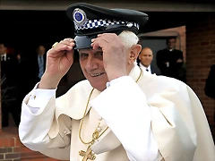 con la gorra de los policias