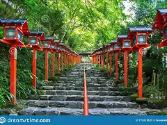 el-poste-de-luz-rojo-tradicional-en-santuario-kifune-kioto-jap?n-170313637
