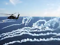 Sikorsky MH-60S SeaHawk lanzando bengalas. Ao 2012