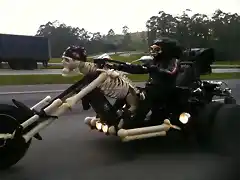 la moto en sus hesos