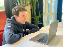 Simón estudiando