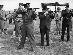 General Eisenhower, primer ministro ingls Churchill i general Omar Bradley probando una carabina M-1. 15 de Mayo de 1944 en Inglaterra