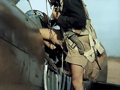 Piloto canadiense con su Spitfire en el Norte de África Piloto canadiense con su Spitfire en el Norte de África