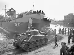 Shermans_disembarking_from_LST_at_Anzio