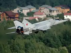 Mikoyan-Gurevich_MiG-25UB,_MAKS_2005