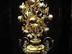 rosa-de-oro-confeccionada-por-giuseppe-y-pietro-paolo-spagna-1818-19-hoy-en-el-tesoro-imperial-de-la-hofburg-de-viena