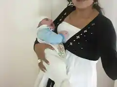 Con el bebito de mi vecina leoncito