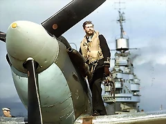 Piloto de un Seafire del HMS Indomitable en el Pacífico. El Seafire era la versión em barcada del Spitfire Piloto de un Seafire del HMS Indomitable en el Pacífico. El Seafire era la versión em barcada del Spitfire
