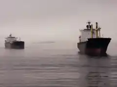 barcos en la niebla en el estrecho de gibraltar