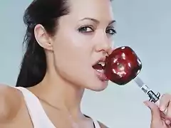 angelina-jolie-eating-apple
