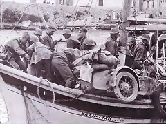 Tropas del LSSAH embarcando vehculos y armamento antes de iniciar su travesa a travs del Golfo de Patras.