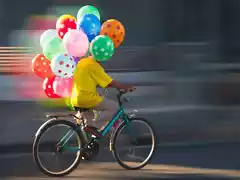 Balloon-seller-cyclist-profimedia-0628146198-CVR-1024x450
