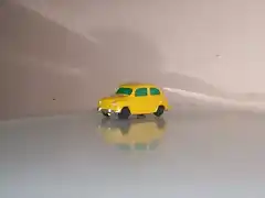 3d Fiat 600 amarillo (serie 10)