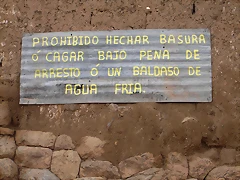 524-peru-cusco-cartel-prohibido-hechar-basura-o-cagar-bajo-pena-de-arresto-o-un-baldaso-de-agua-fria