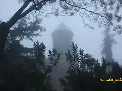 13, la iglesia entre niebla, marca