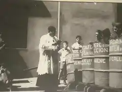 El cura parroco de la Iglesia Catedral de Alajuela  Pbro. Clodoveo Hidalgo alla por el a?o de 1955 cuando bendecia los esta?ones que usaban los barrenderos de calles de la muncipalidad de Alajuela