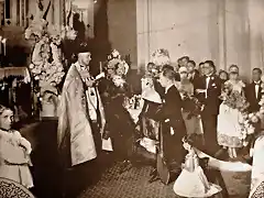 Monse?or Rafael Lobera y Castro bendice el matrimonio de Mar?a Celeste Meneses Goiticoa y  pedro Valenilla Echeverr?a, iglesia Santa Capilla el 2 febrero 1927