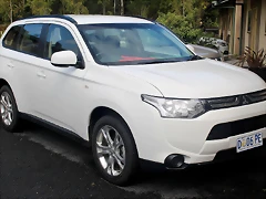 2013_Mitsubishi_Outlander_(ZJ_MY14)_ES_2WD_wagon_(2014-12-26)
